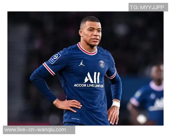 姆巴佩赛后与恩里克亲切交流并向前队友们表达一致意见