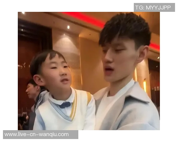 周琦儿子糊糊与曾凡博亲密互动温馨瞬间引发关注