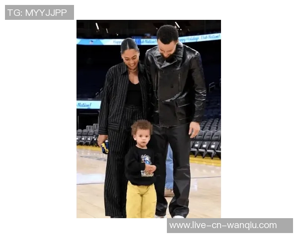 美媒分享库里一家六口温馨聚餐瞬间时光荏苒令人感慨不已